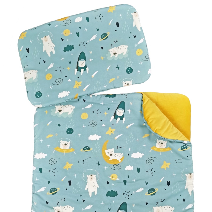 zestaw koc i poduszka do przedszkola, kosmiczny wzór Mała Niedźwiedzica z velvetem w kolorze mango, Lela Blanc